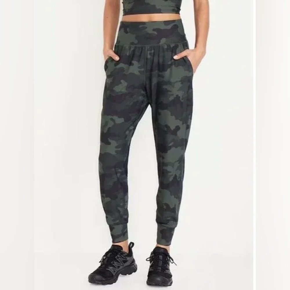 NEW! Old Navy Women’s High-Waisted PowerSoft Pocketed Camo Joggers-Medium (NWT)
